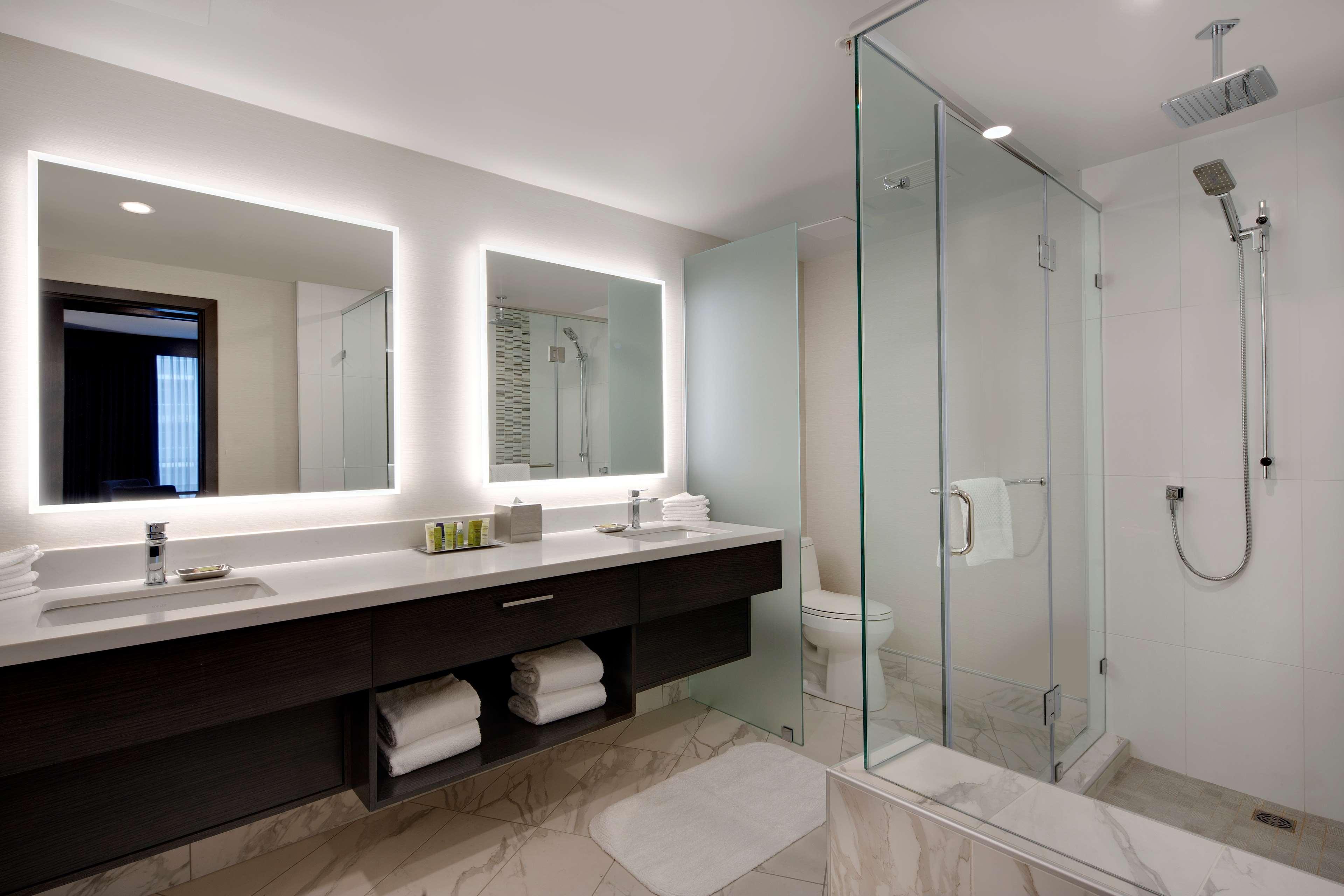 Hotel Hilton Vancouver Metrotown 4*