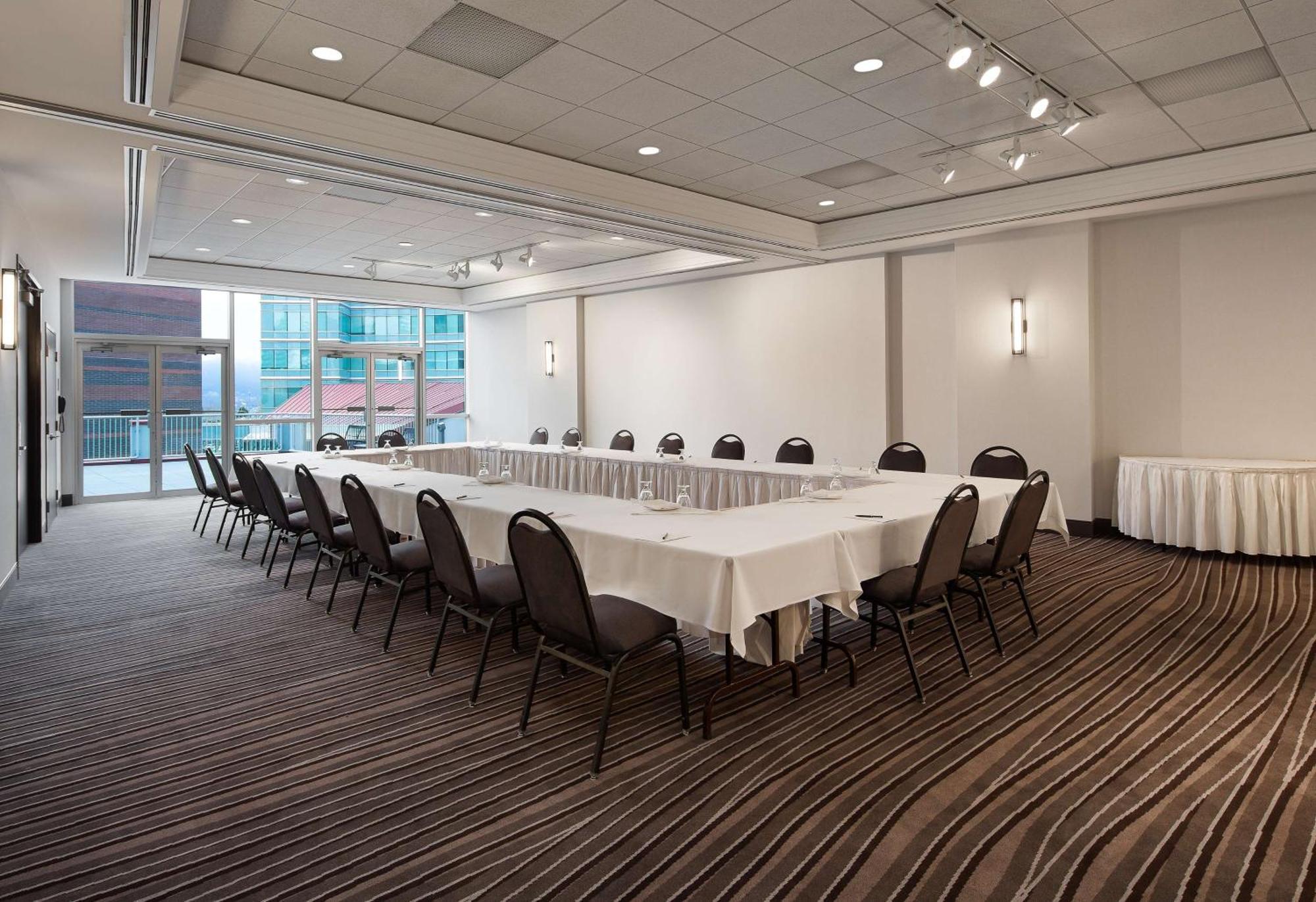 Hilton Vancouver Metrotown 4*
