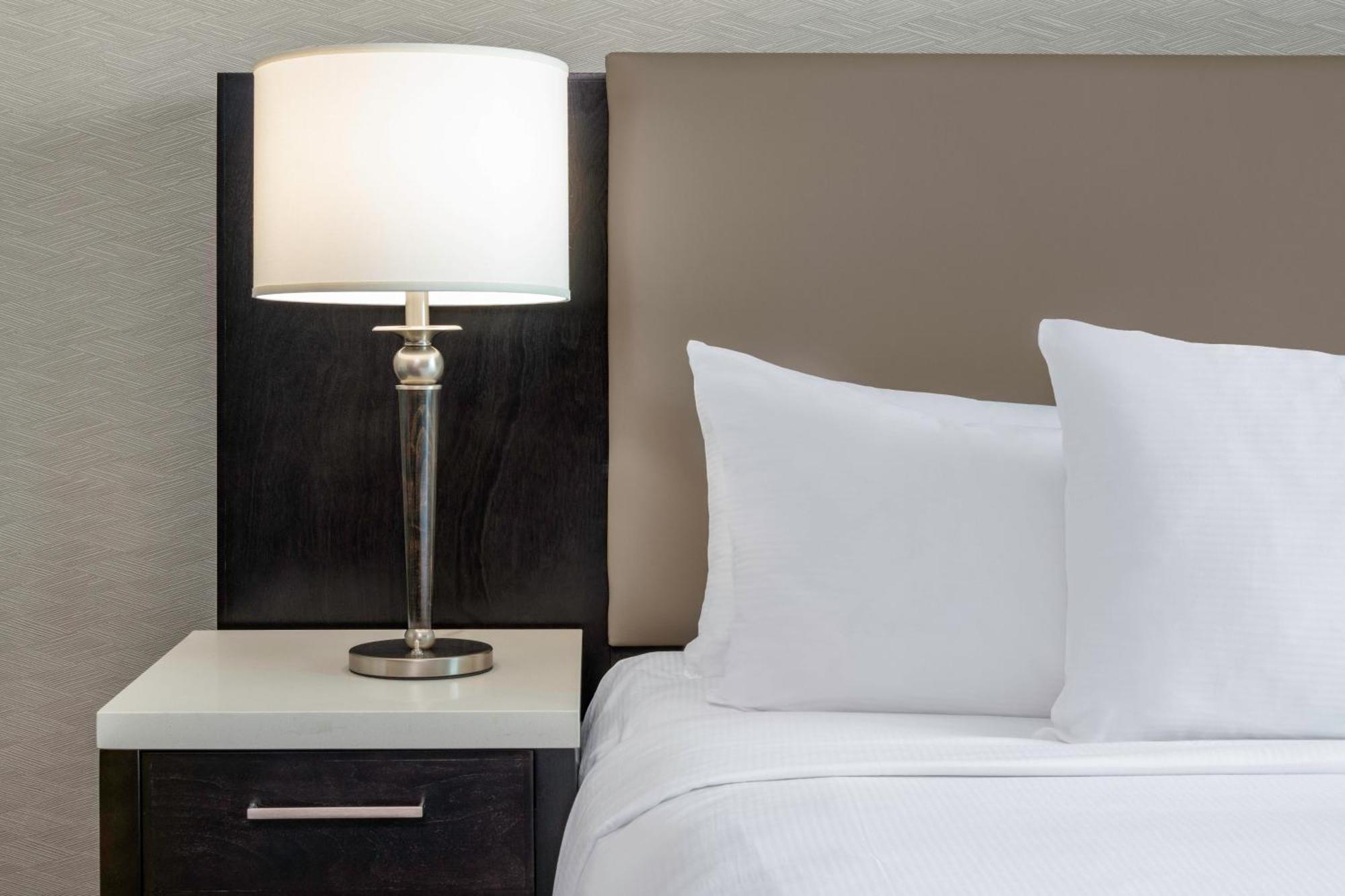 Hotel Hilton Vancouver Metrotown 4*