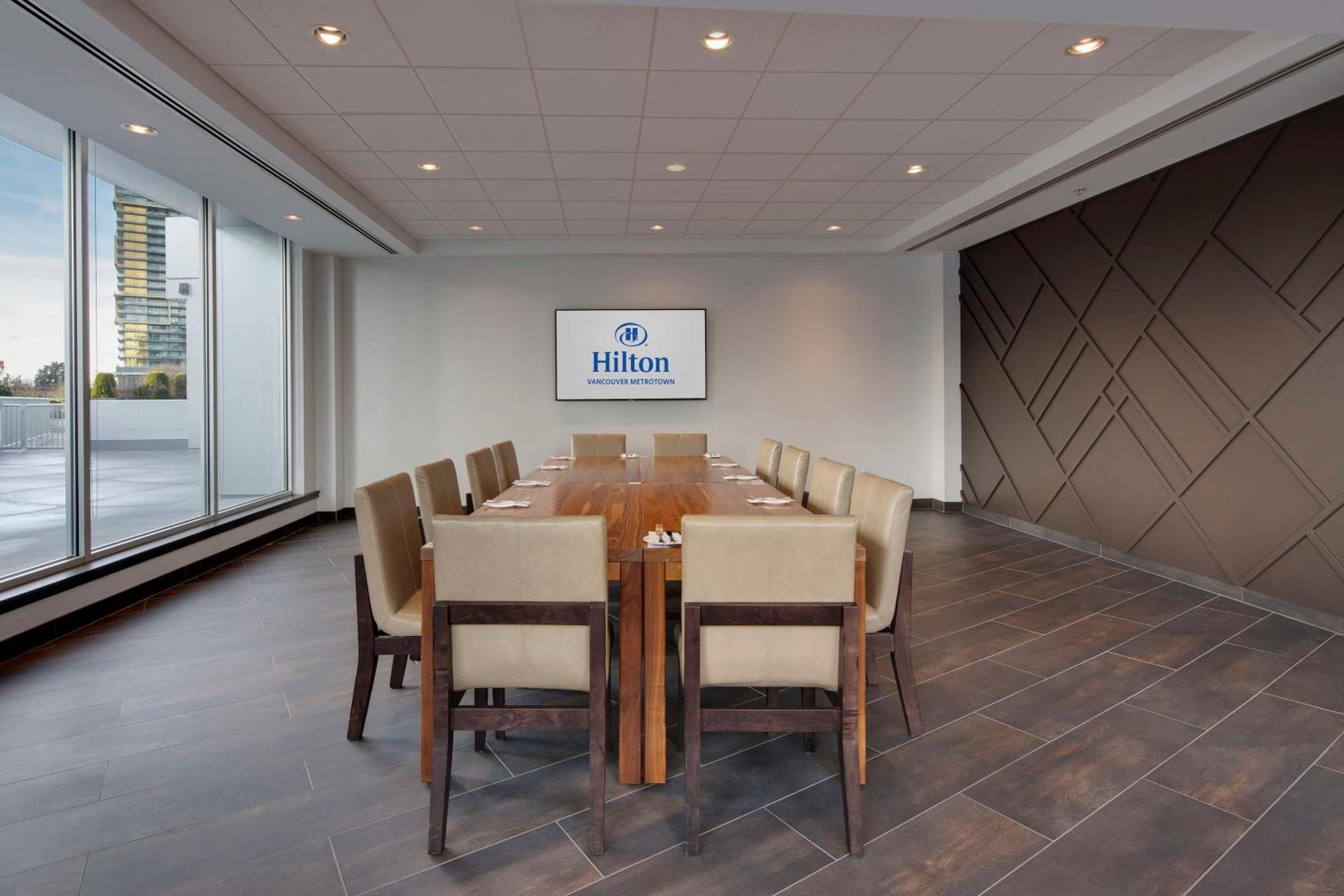Hilton Vancouver Metrotown Hotel 4*