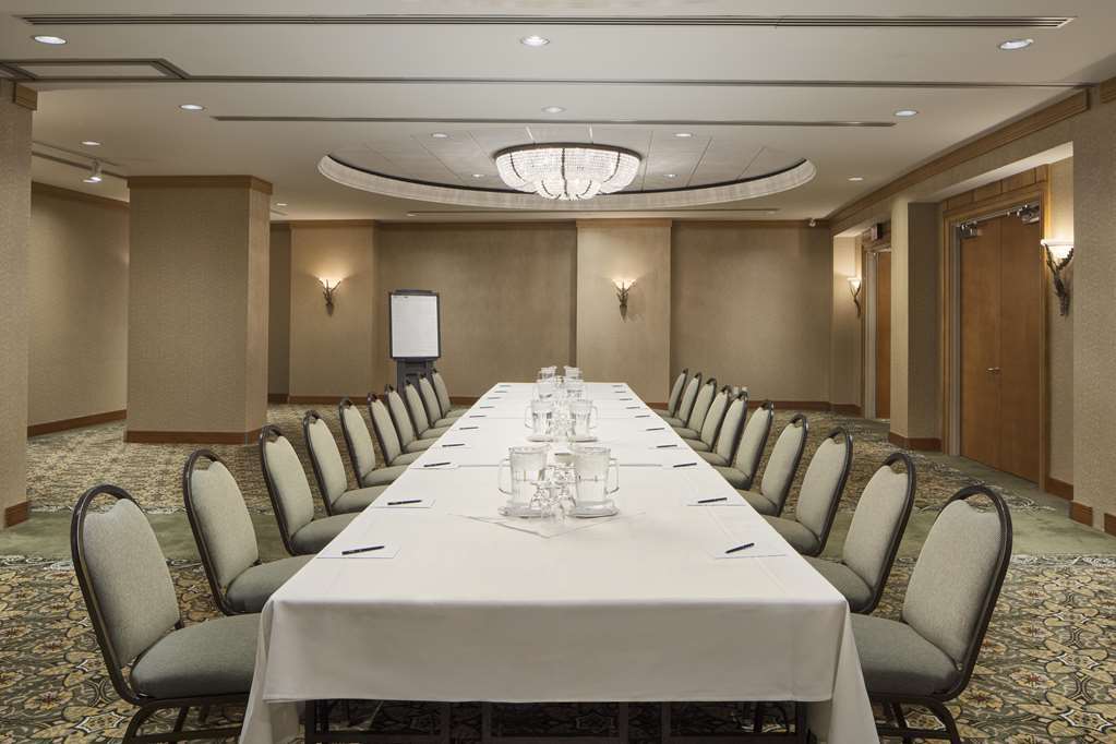 Hilton Vancouver Metrotown Hotel 4*